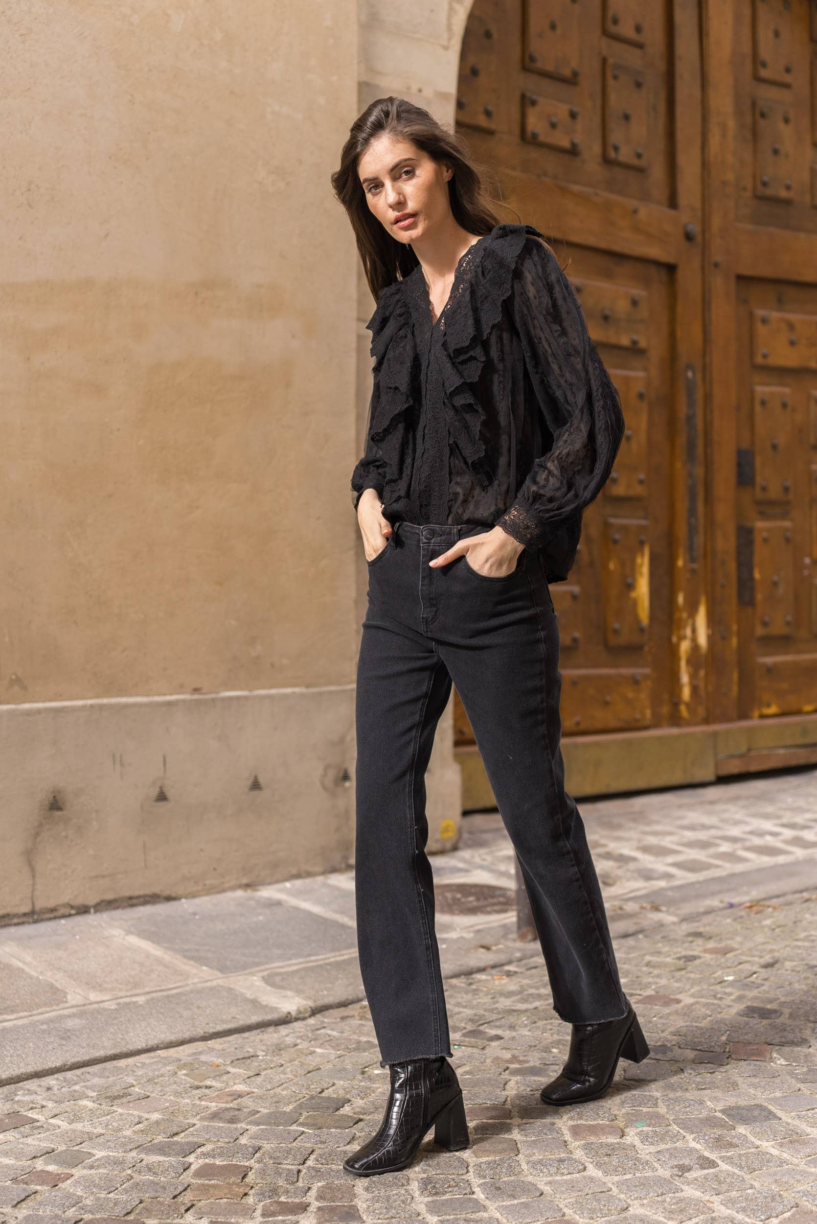 ELEGANT BLACK LACE BLOUSE WITH DESCENDING RUFFLED COLLAR BY CHOKLATE PARIS